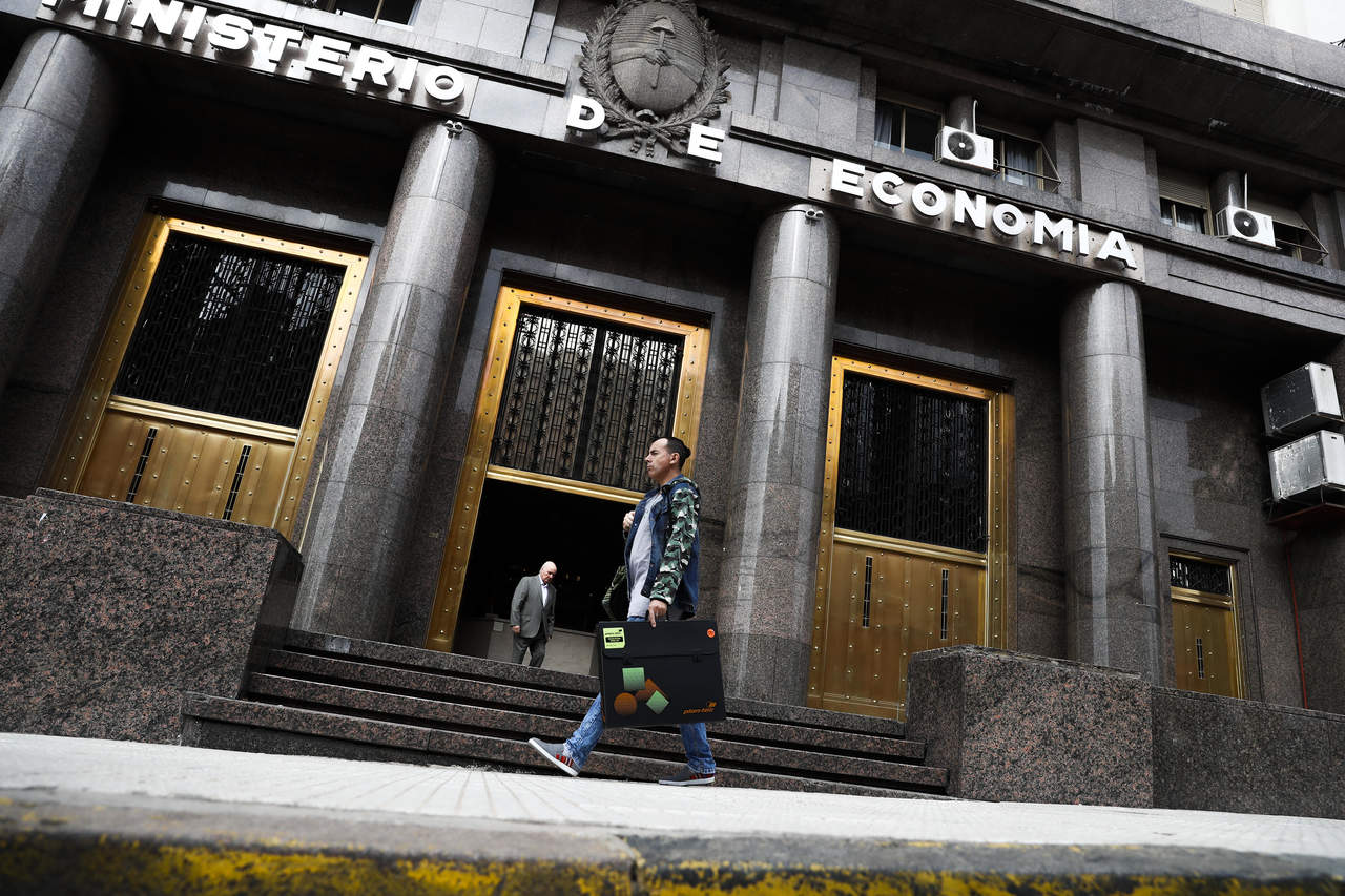 Peso argentino se devalúa 14.7 % ante el dólar en menos de un día. Noticias en tiempo real