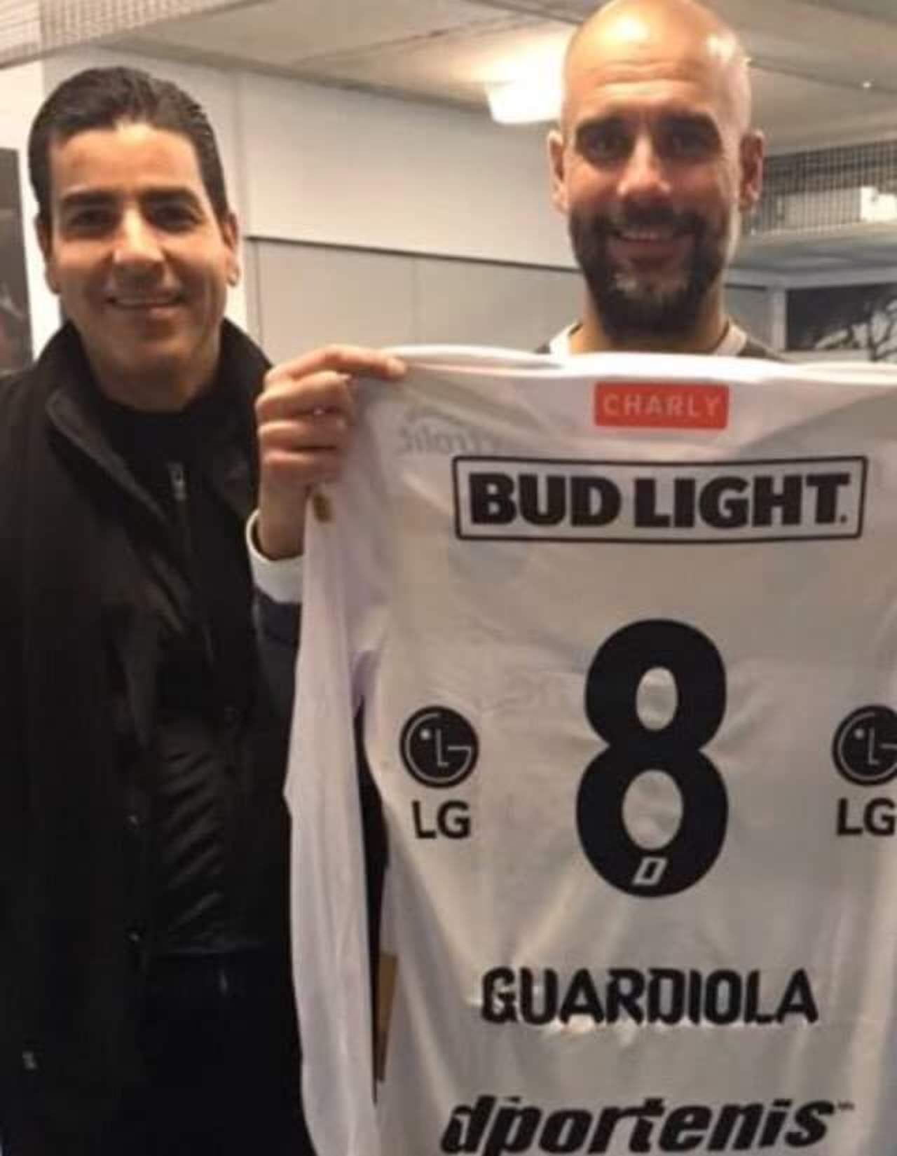 Pep Guardiola posa con la playera de Dorados de Sinaloa. Noticias en tiempo real