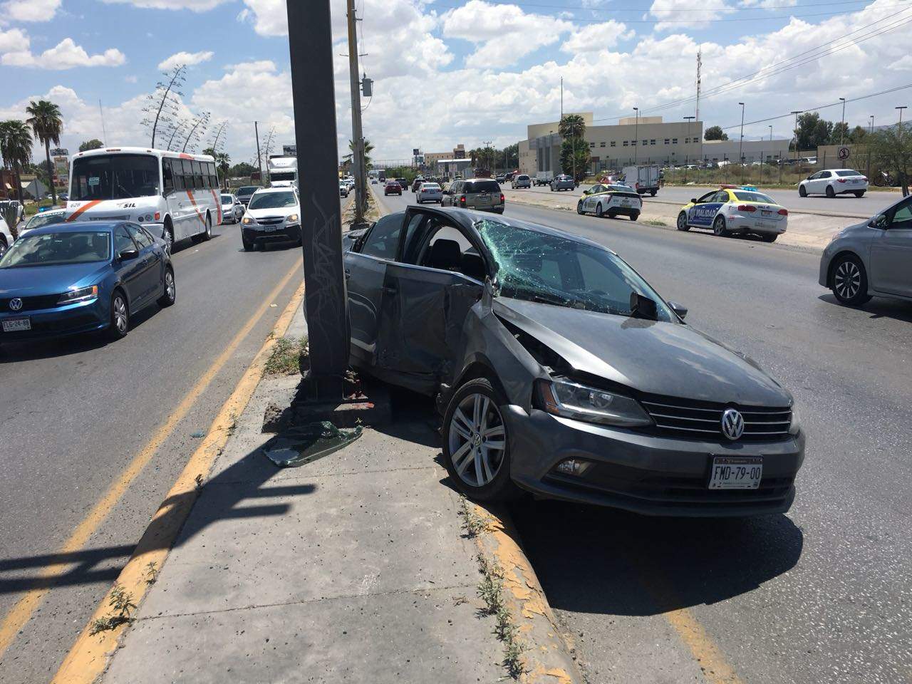 Mujer resulta lesionada al impactar su vehículo contra poste. Noticias en tiempo real