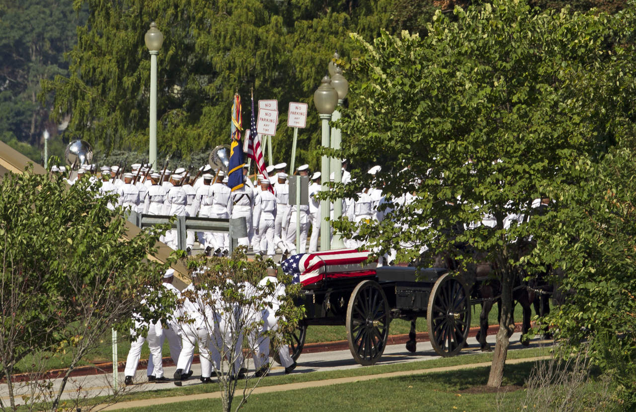 Sepultan a John McCain en cementerio de la Academia Naval de EU. Noticias en tiempo real