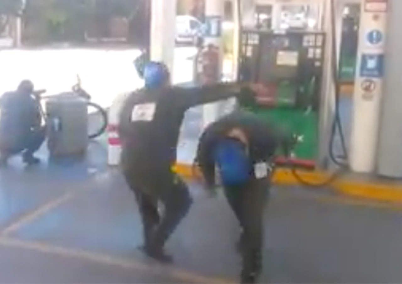 Empleados de gasolinera sorprenden con su lucha libre. Noticias en tiempo real