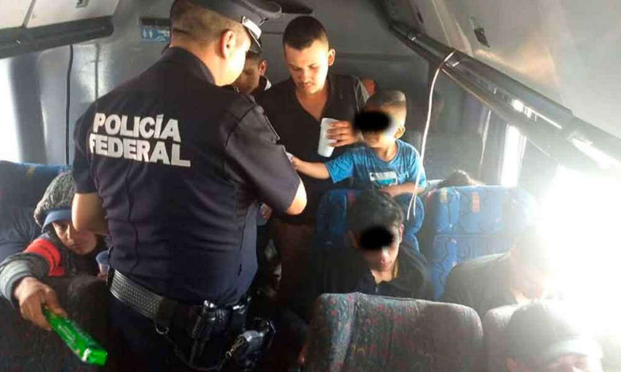 Detienen a 24 migrantes guatemaltecos en un autobús cerca de CDMX. Noticias en tiempo real