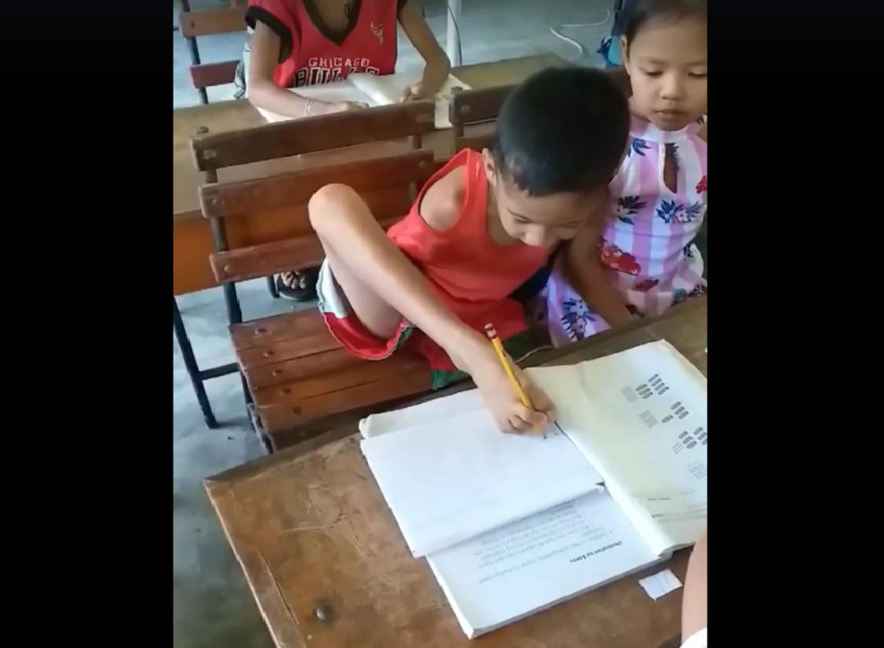 Niño sin brazos que va a la escuela se hace viral. Noticias en tiempo real