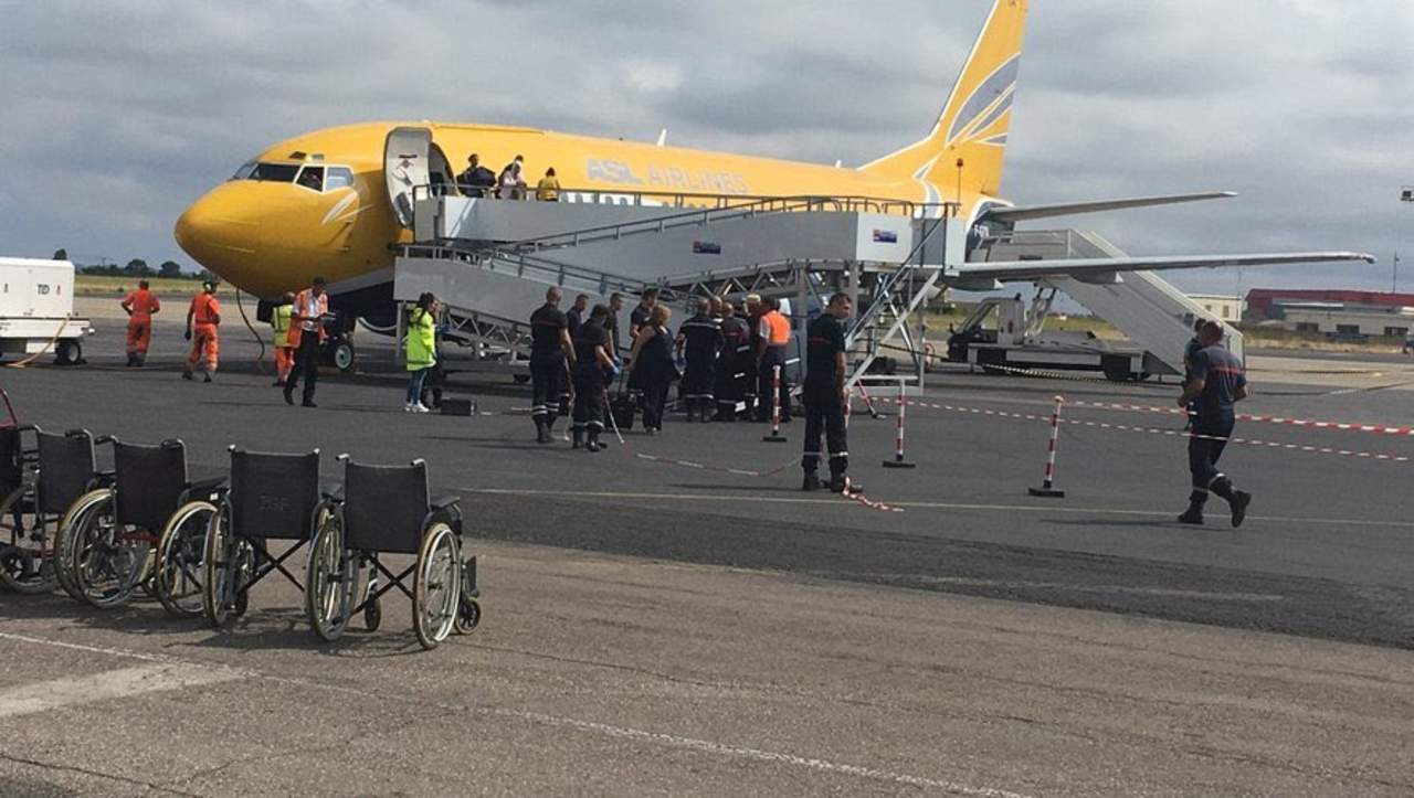 Levantan cuarentena de avión retenido en Francia por sospecha de cólera. Noticias en tiempo real