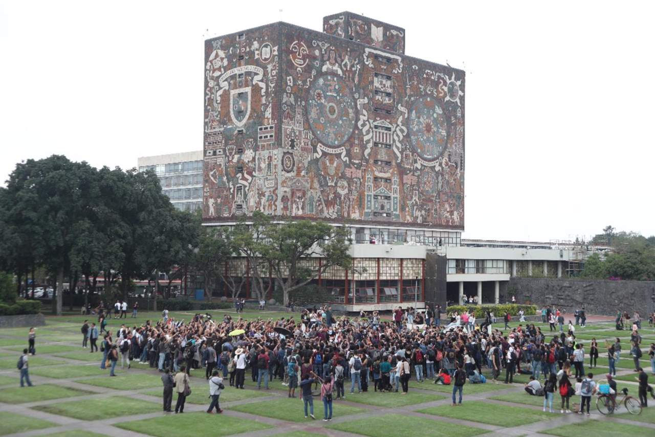 Se concentran estudiantes para protestar contra porros en la UNAM. Noticias en tiempo real