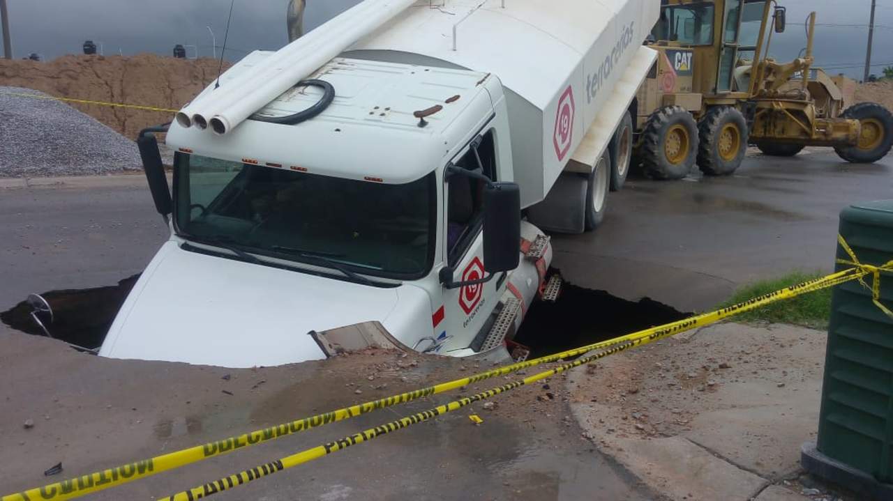 Camión queda atorado en socavón en Torreón. Noticias en tiempo real