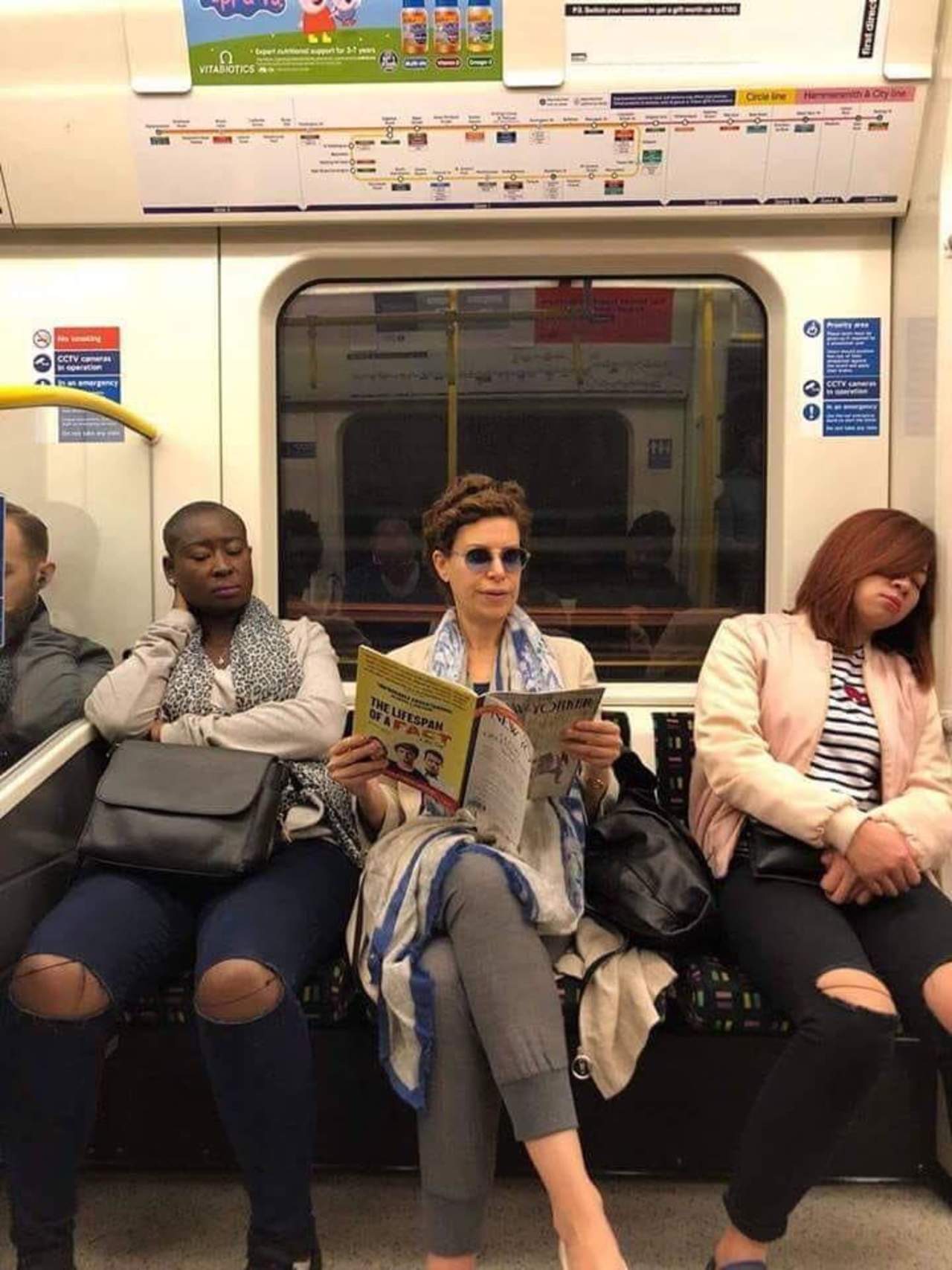 Captan a Karime Macías en el Metro de Londres. Noticias en tiempo real