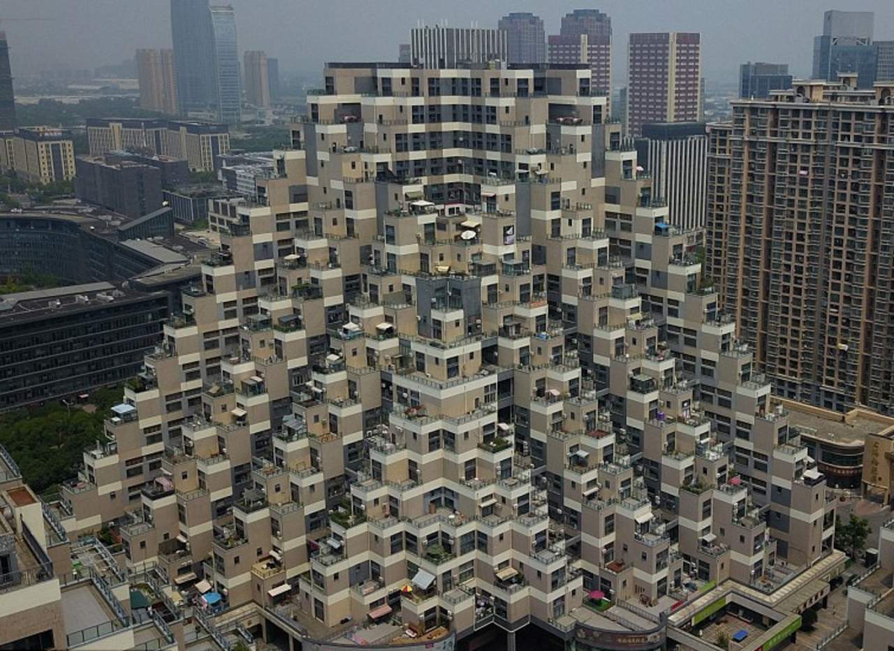 Peculiar edificio en forma de pirámide fascina en la red. Noticias en tiempo real