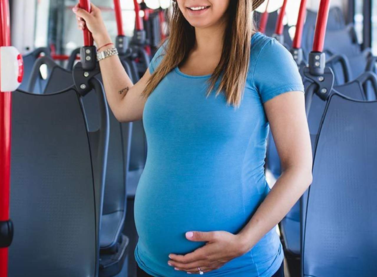 Embarazada deja una lección a quienes no ceden su asiento. Noticias en tiempo real