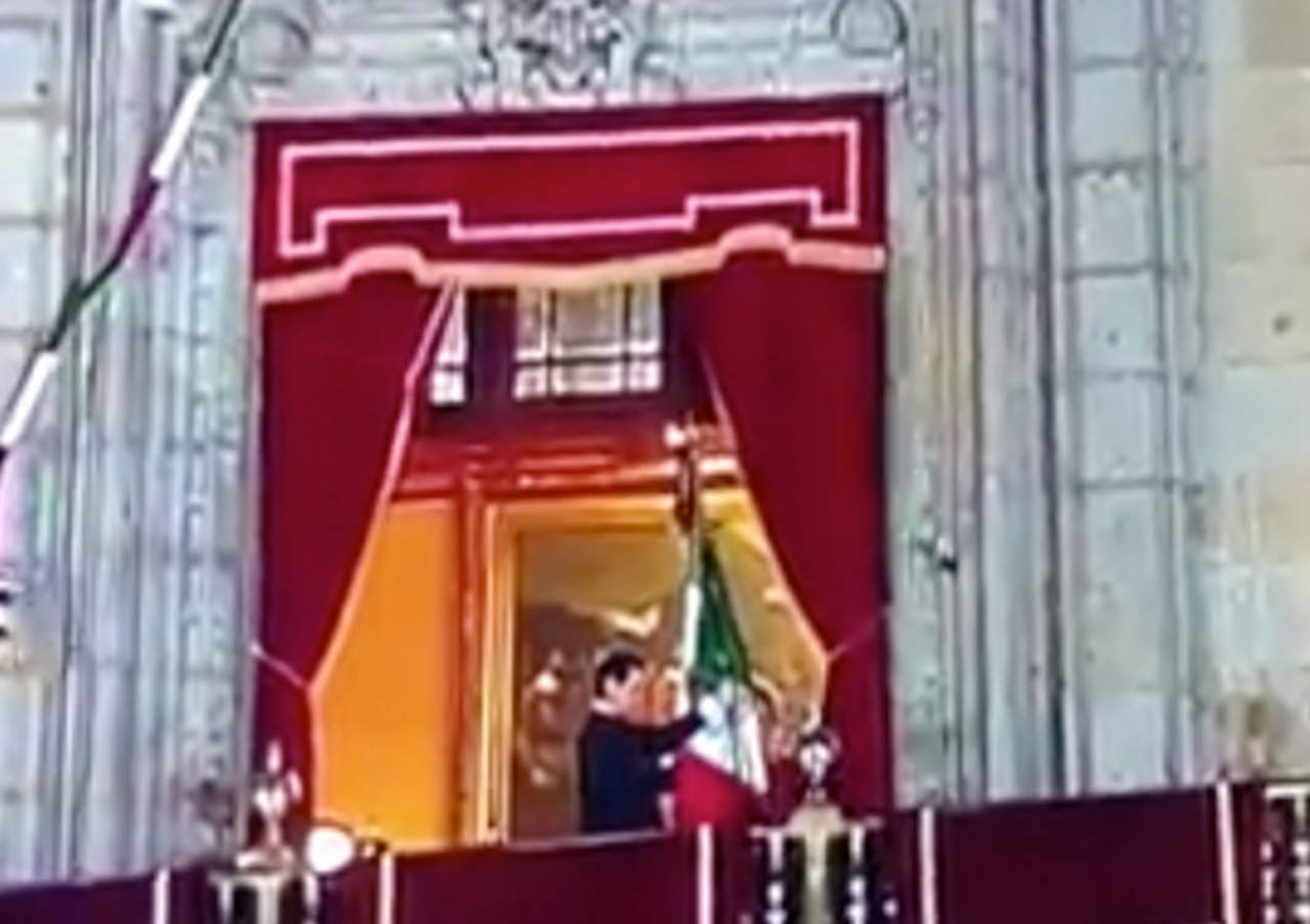 A EPN se le olvida ondear la bandera y se hace viral. Noticias en tiempo real