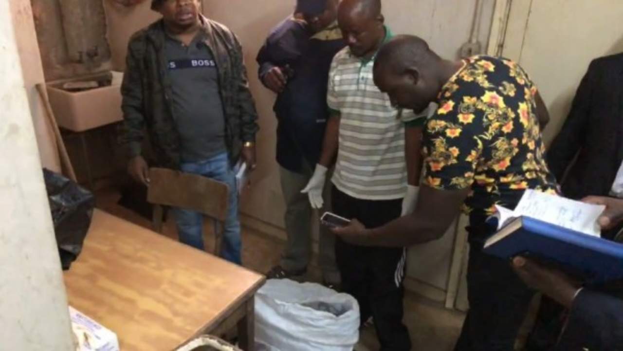 Hallan 12 cadáveres de bebés en cajas de cartón en un hospital de Kenia. Noticias en tiempo real