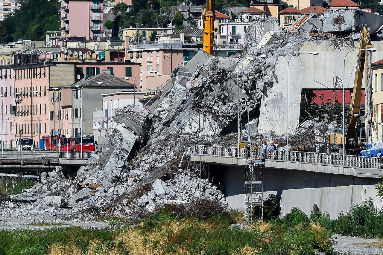 Por paso de tráiler, derrumbe de puente en Génova: investigadores. Noticias en tiempo real