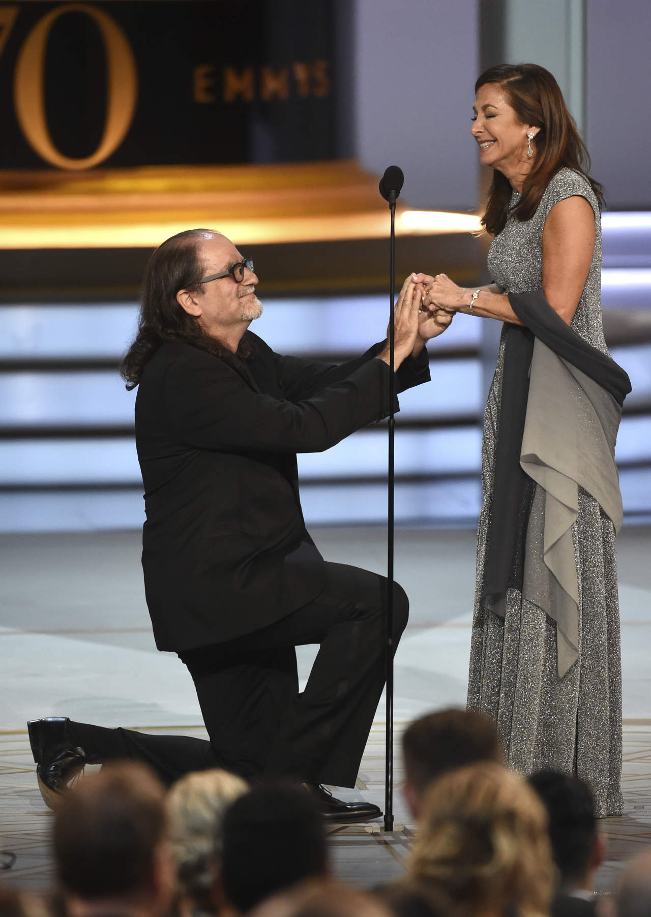 Ganador en los Emmy propone matrimonio en el escenario. Noticias en tiempo real