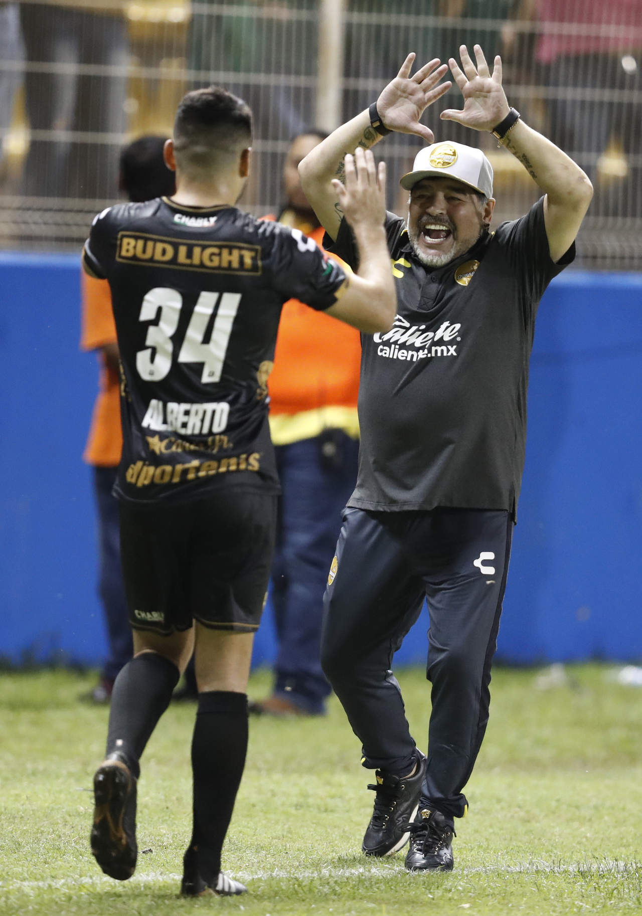Maradona triunfa en su debut como director técnico de Dorados. Noticias en tiempo real
