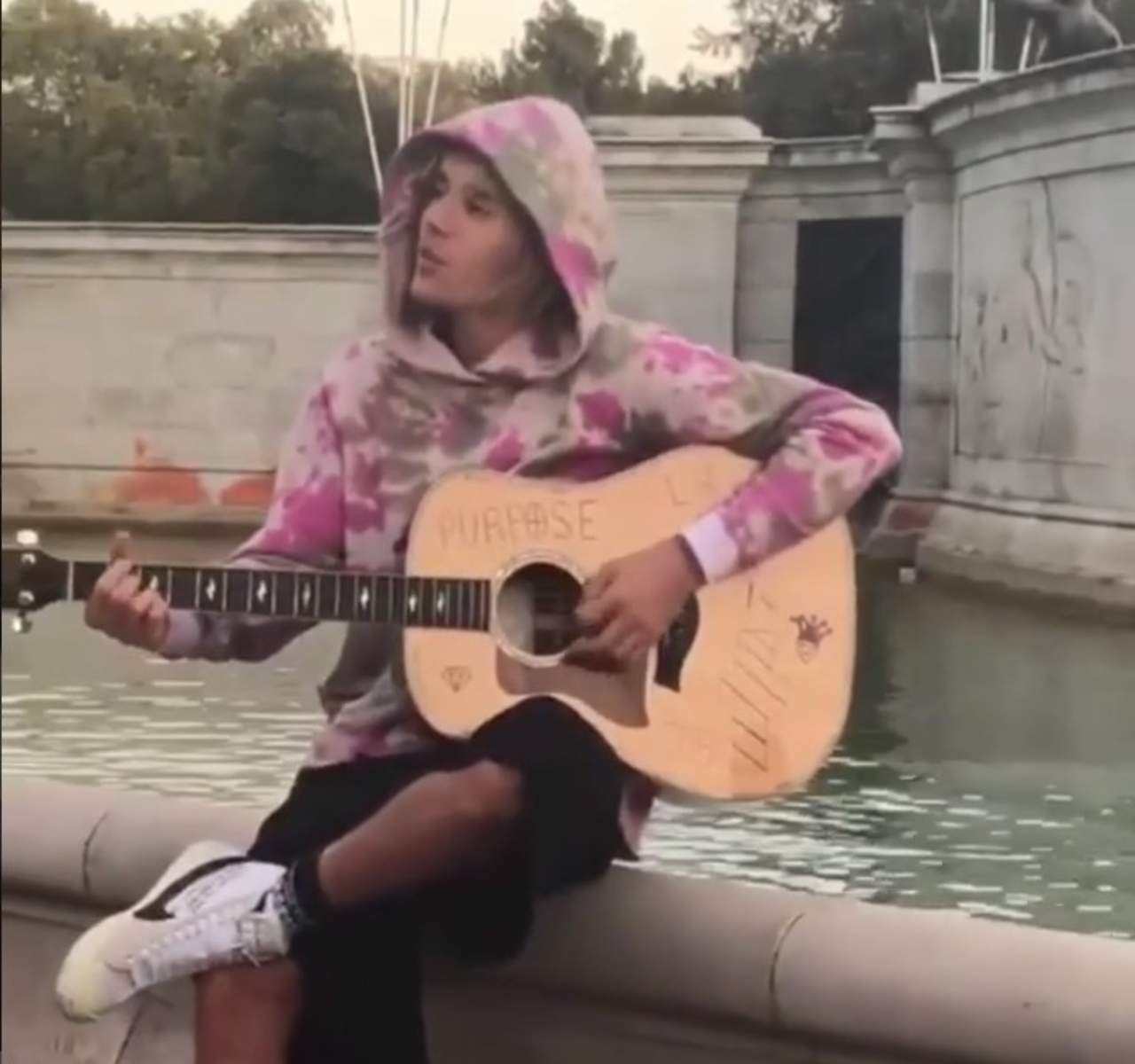 Justin Bieber da romántica serenata a Hailey Baldwin. Noticias en tiempo real
