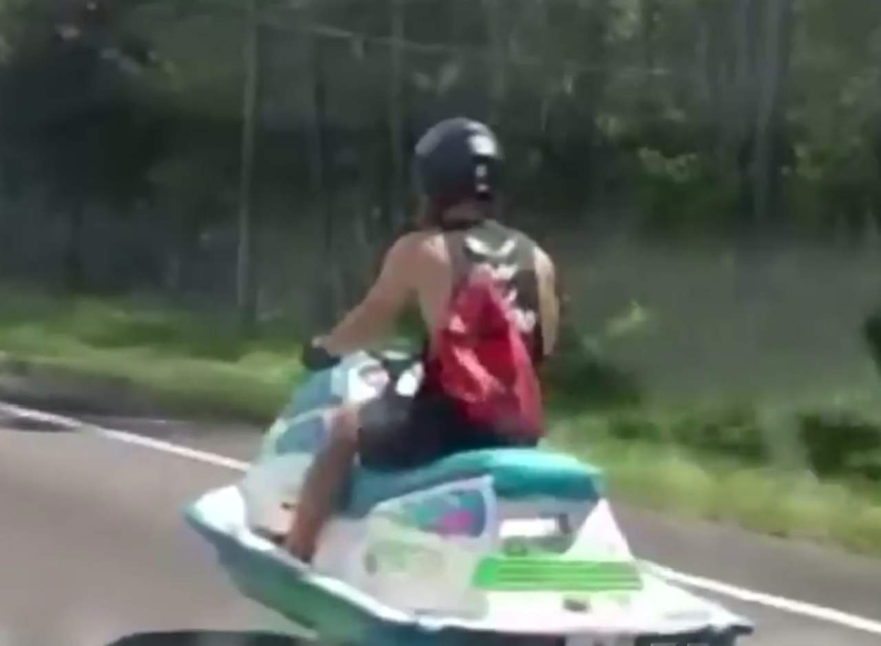 Se hace viral por conducir moto de agua en la carretera. Noticias en tiempo real