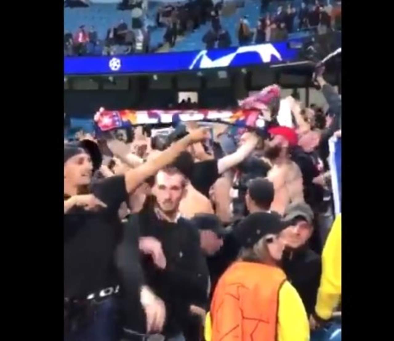 Lyon sanciona a hincha que hizo saludo nazi en partido. Noticias en tiempo real