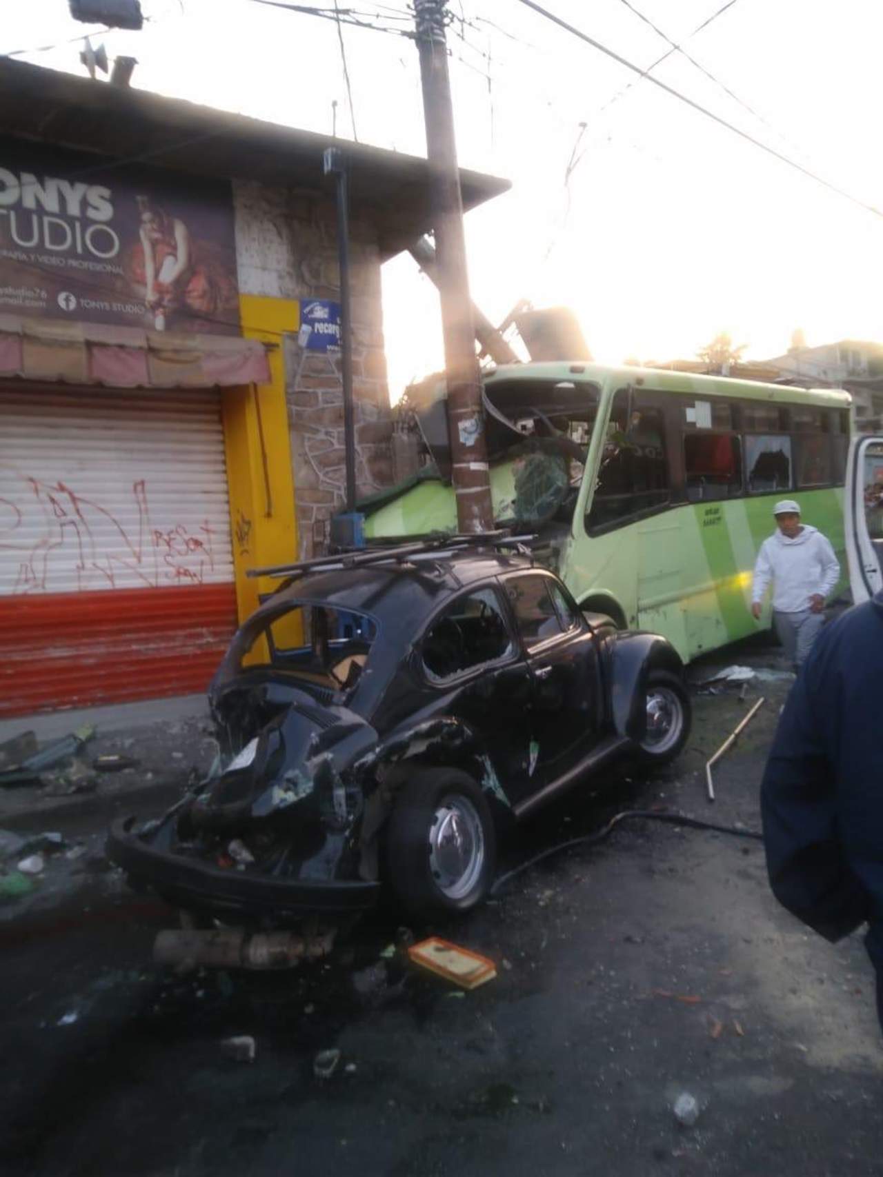 Microbús se queda sin frenos y choca contra cuatro autos en Cuautepec. Noticias en tiempo real
