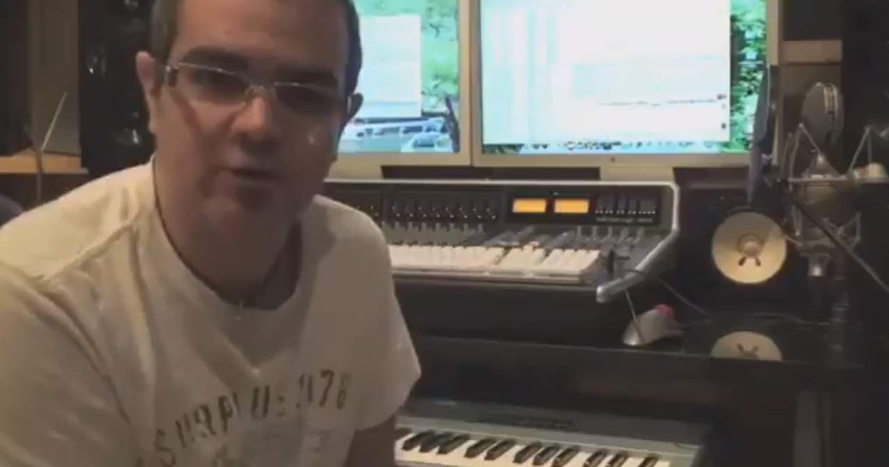 Difunden video de Alexs Syntek haciendo un tutorial de reggaetón. Noticias en tiempo real