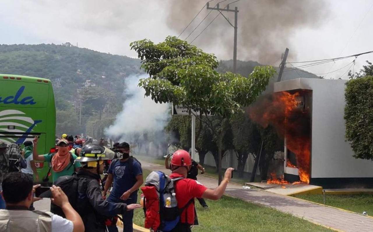 Normalistas atacan con bombas molotov al Batallón de Infantería en Iguala. Noticias en tiempo real