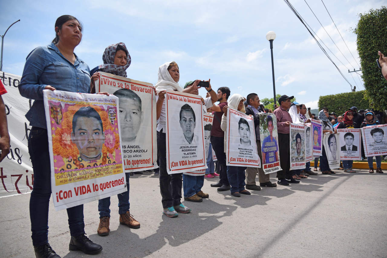 Padres de los 43 piden a López Obrador ordenar creación de Comisión. Noticias en tiempo real