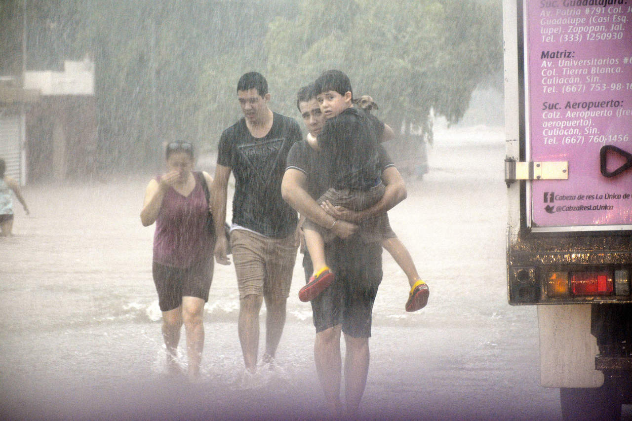 IMSS de Sinaloa abre sus puertas a todos los afectados por lluvias. Noticias en tiempo real