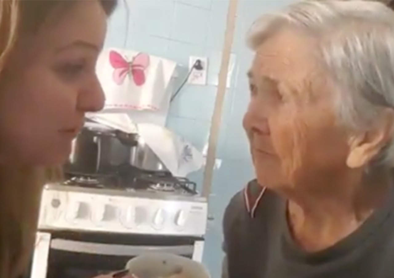 Paciente de Alzheimer le dice te amo a su nieta. Noticias en tiempo real