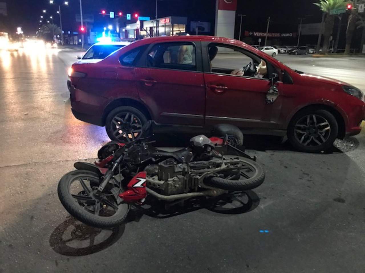 Dos lesionados deja choque entre auto y motocicleta. Noticias en tiempo real