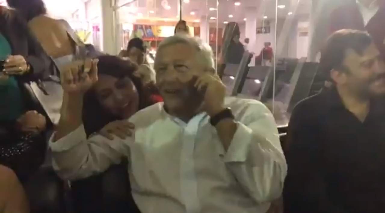 Llama AMLO a incrédulo marido de mujer que se encontró en aeropuerto. Noticias en tiempo real