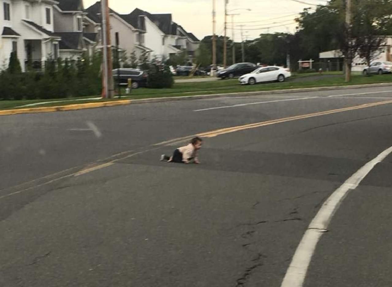 Descubre a un bebé gateando a mitad de la calle. Noticias en tiempo real
