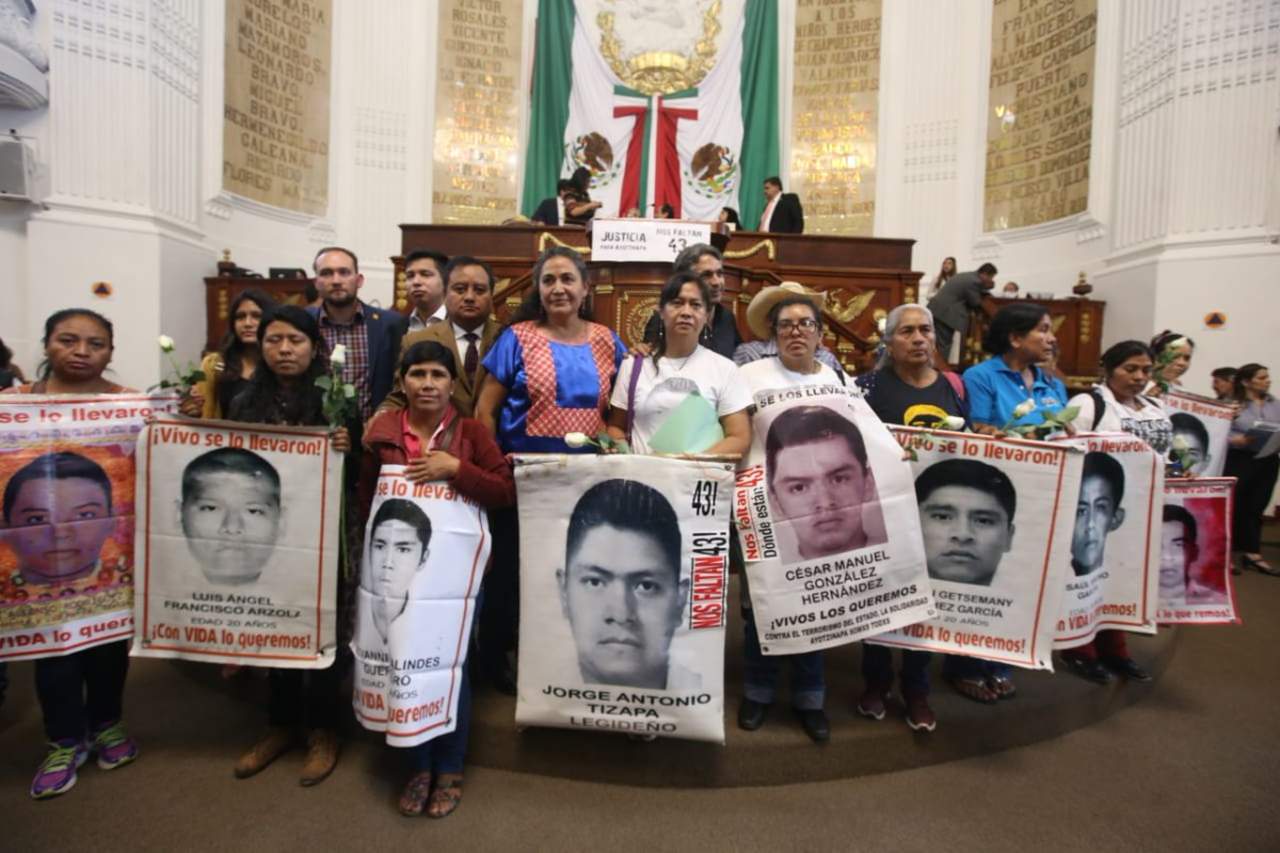 Padres de Ayotzinapa pasan lista en tribuna del Congreso. Noticias en tiempo real