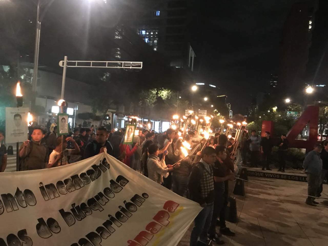 Familiares de víctimas de Ayotzinapa se manifiestan en CDMX. Noticias en tiempo real