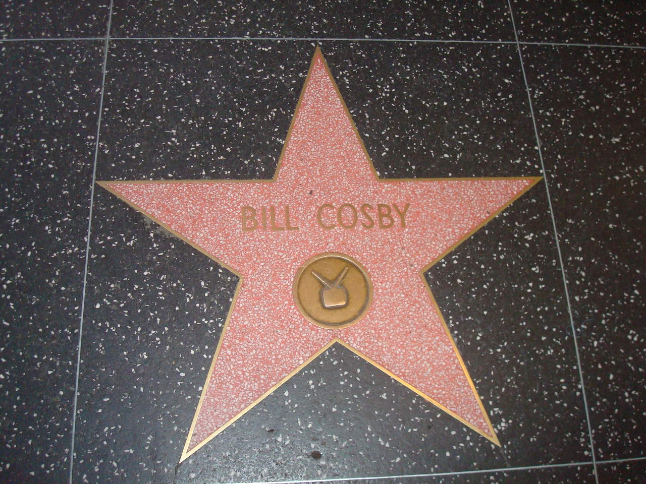 Estrella de Bill Cosby no se removerá del Paseo de la Fama. Noticias en tiempo real