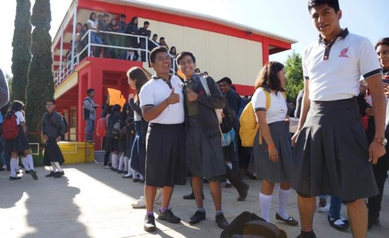 Con faldas, alumnos protestan contra acoso a compañeras en Oaxaca. Noticias en tiempo real