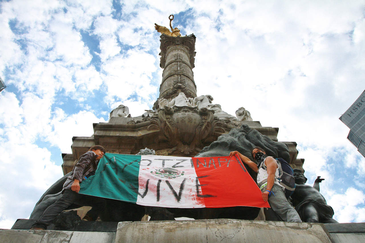 Con misa en el Ángel, recuerdan a estudiantes de Ayotzinapa. Noticias en tiempo real