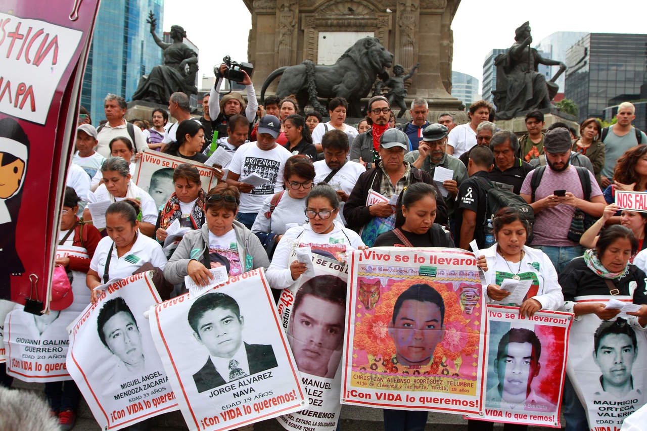 Marchan al Zócalo, a 4 años de la desaparición de los 43. Noticias en tiempo real