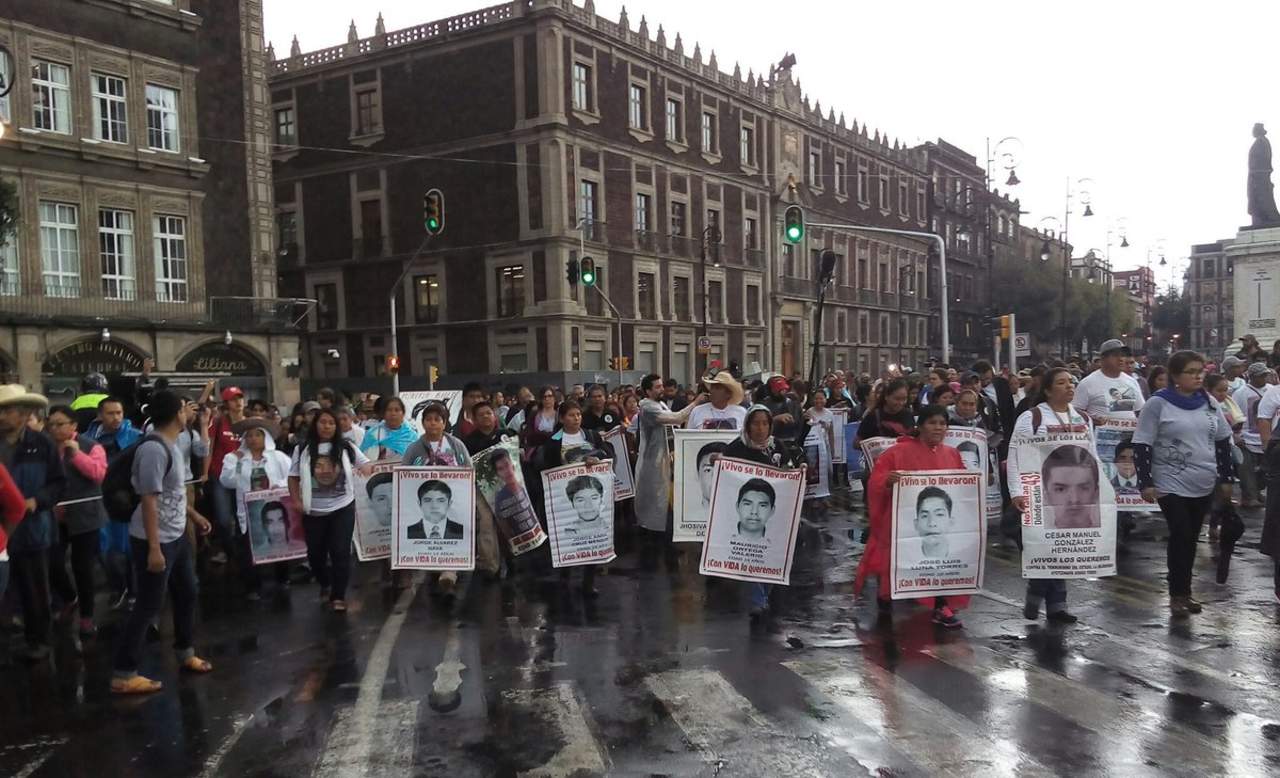 Llega al Zócalo marcha por estudiantes desaparecidos de Ayotzinapa. Noticias en tiempo real
