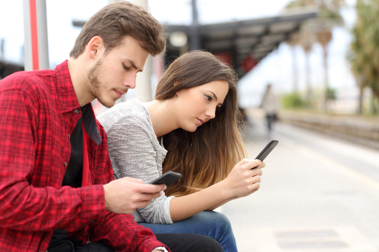 Uso del celular puede generar tensión en tu relación amorosa. Noticias en tiempo real
