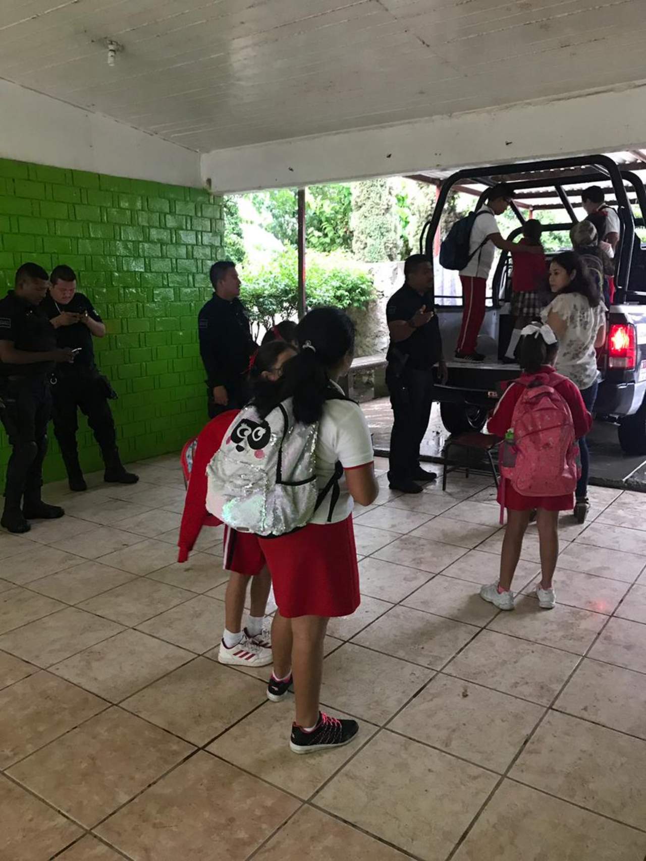 Evacuan a estudiantes de escuela primaria por intensa lluvia. Noticias en tiempo real