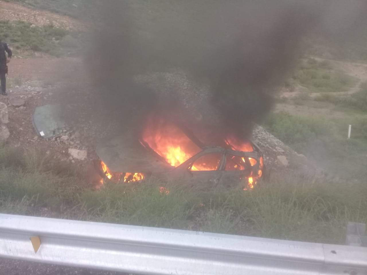 Se incendia auto en León Guzmán. Noticias en tiempo real