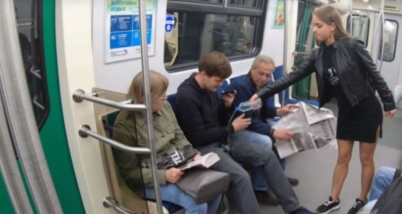 VIDEO: Activista arroja cloro a hombres en el metro por ir sentados. Noticias en tiempo real
