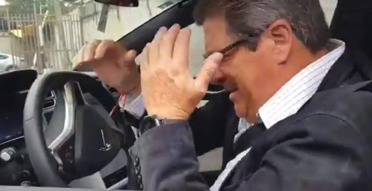 Choca su auto Miguel Herrera al salir Coapa. Noticias en tiempo real