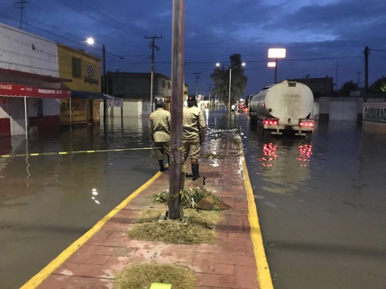 Vecinos bloquean la Torreón-Matamoros por inundaciones. Noticias en tiempo real