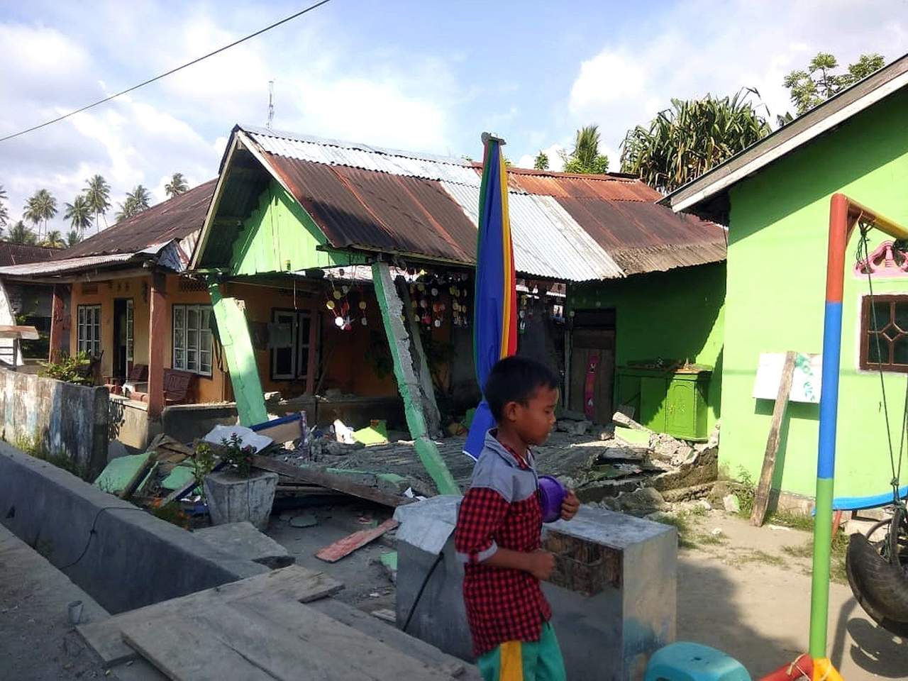 Reportan varios muertos tras sismo y tsunami en Indonesia. Noticias en tiempo real