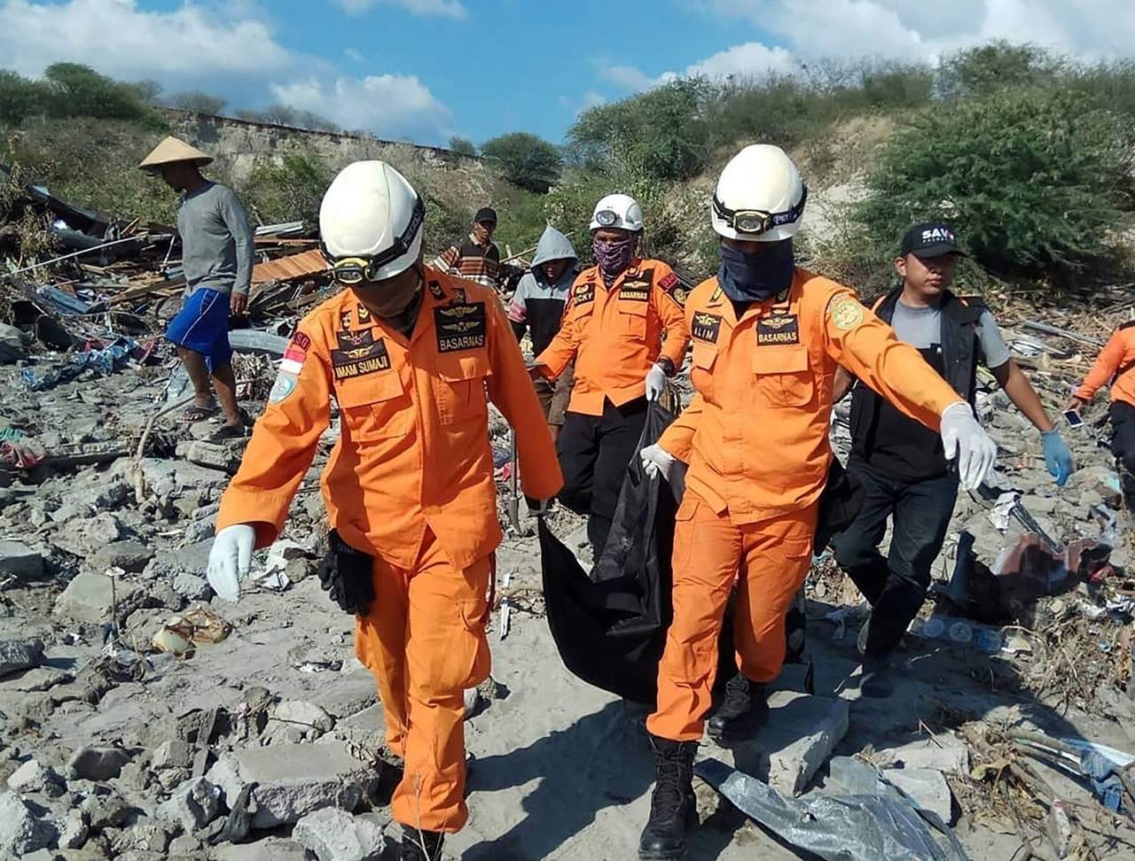 Indonesia entierra en fosas comunes a víctimas de sismo y tsunami. Noticias en tiempo real