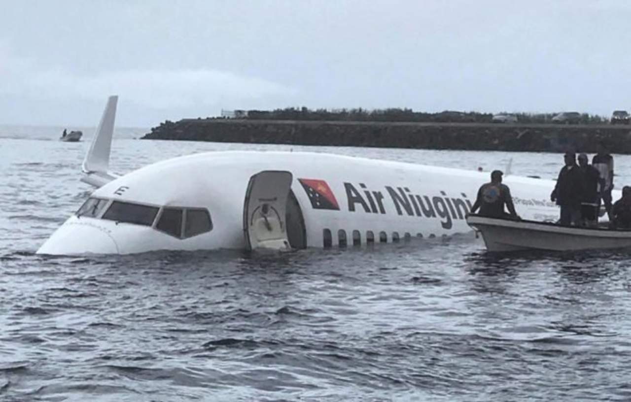 Hallan cadáver de un pasajero tras accidente de avión en Micronesia. Noticias en tiempo real