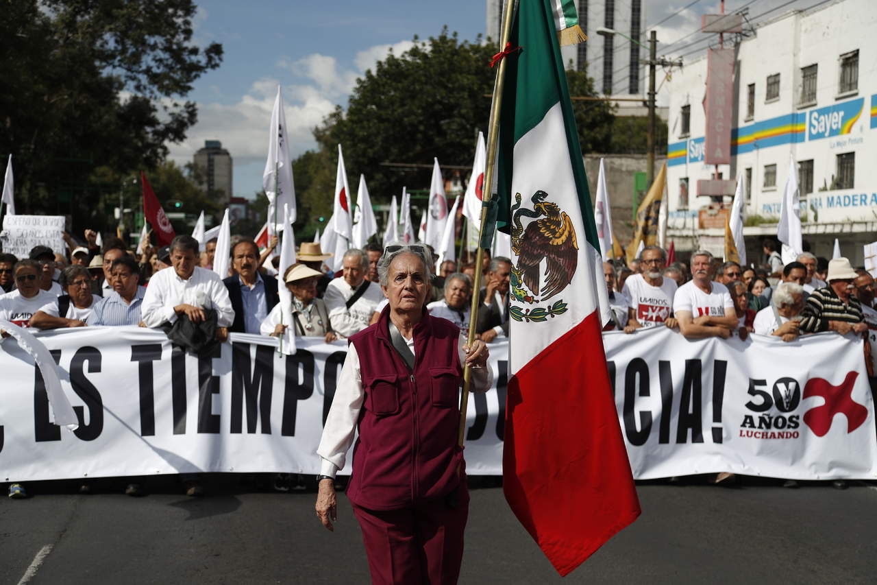 Marcha por el 2 de octubre llega al Zócalo capitalino. Noticias en tiempo real