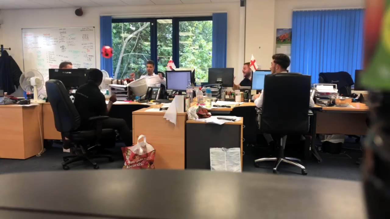 VIDEO: #HeaderChallenge llega a oficina con festejo silencioso. Noticias en tiempo real