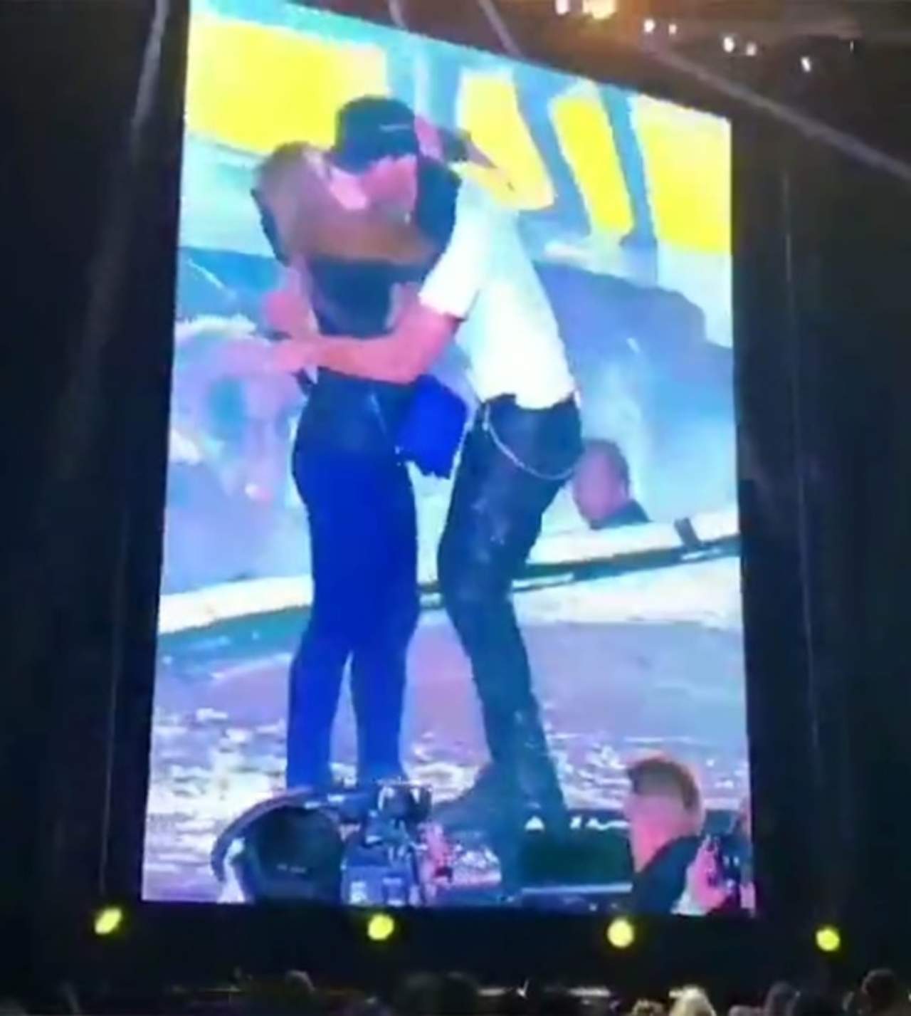 Enrique Iglesias besa a fanática en pleno concierto. Noticias en tiempo real