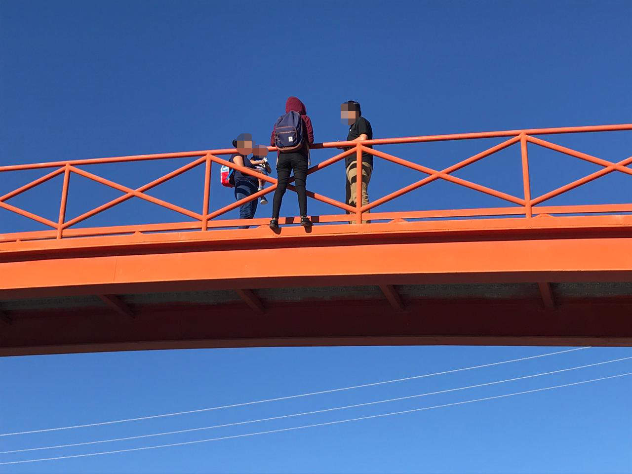 Menor intenta suicidarse en puente de la carretera Torreón-Matamoros. Noticias en tiempo real